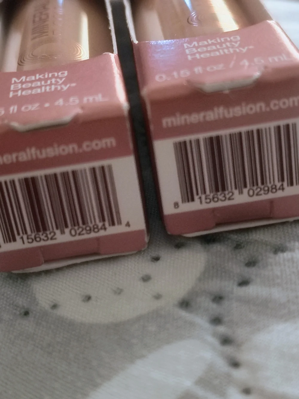 Mineral Fusion Hydro Shine Lip Gless in Barcelona